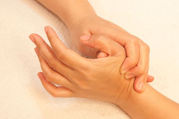 The joints of the fingers can be massaged to relieve symptoms. 